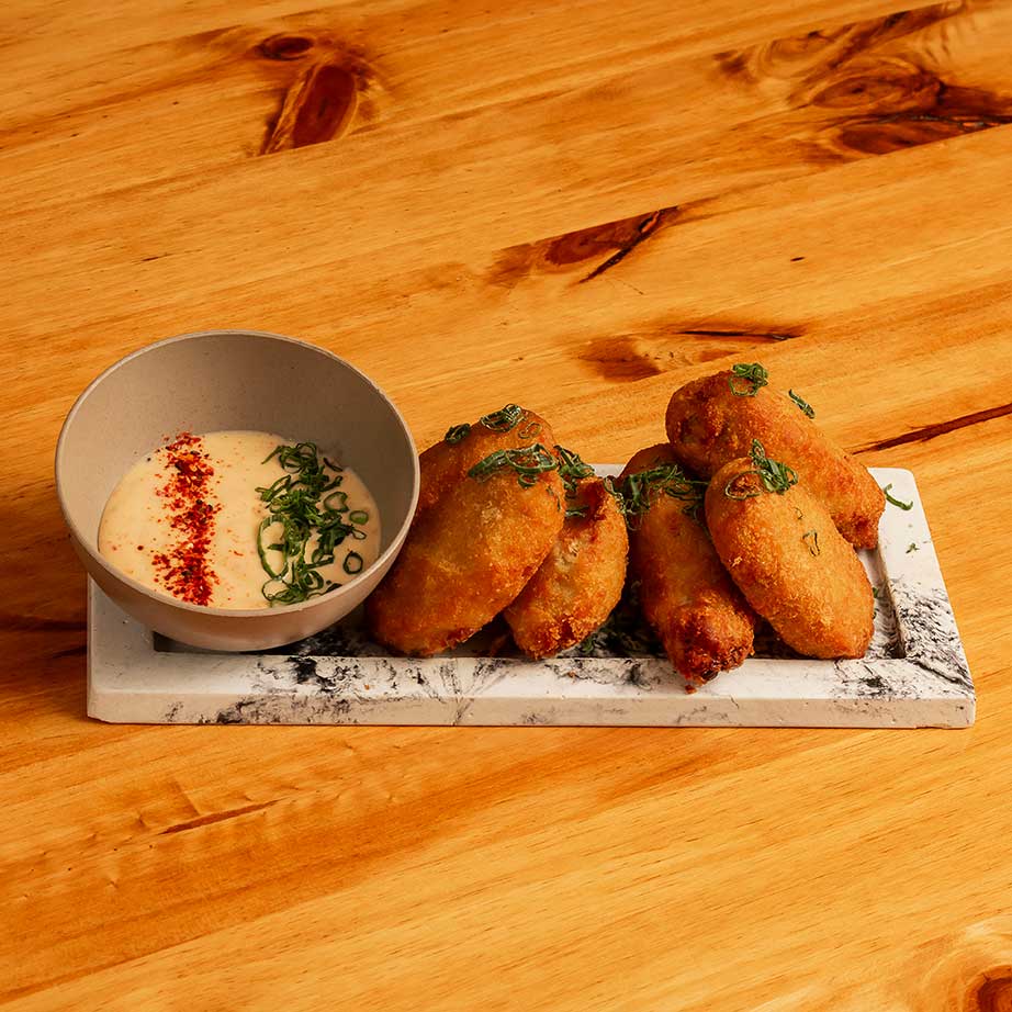 Pollo frito rebozado estilo japonés con salsa