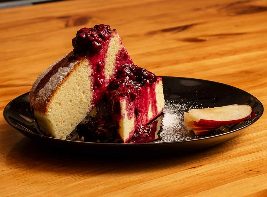 Cheesecake japonés de la casa con salsa de frutos rojos