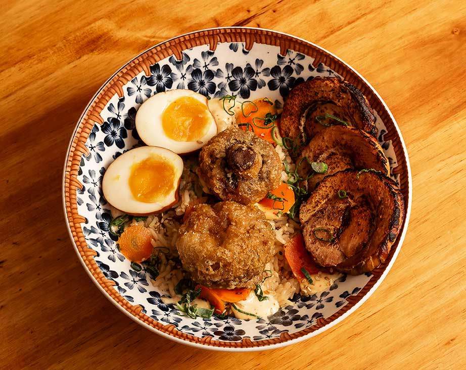 Chashu Don de cerdo con arroz de sushi y huevo marinado