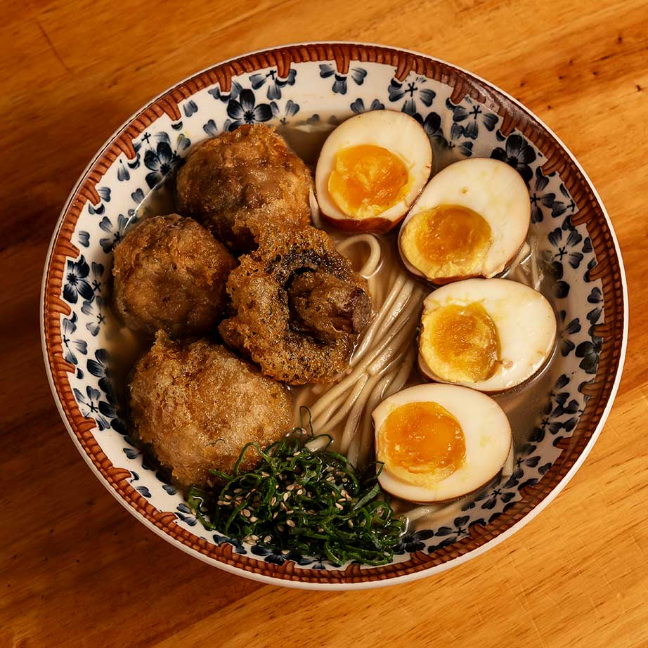 Ramen Rock Lee vegetariano con caldo de verduras y hongos fritos