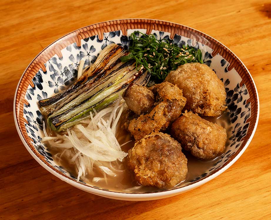 Ramen Yamanaka vegano con fideos de quinoa y hongos fritos